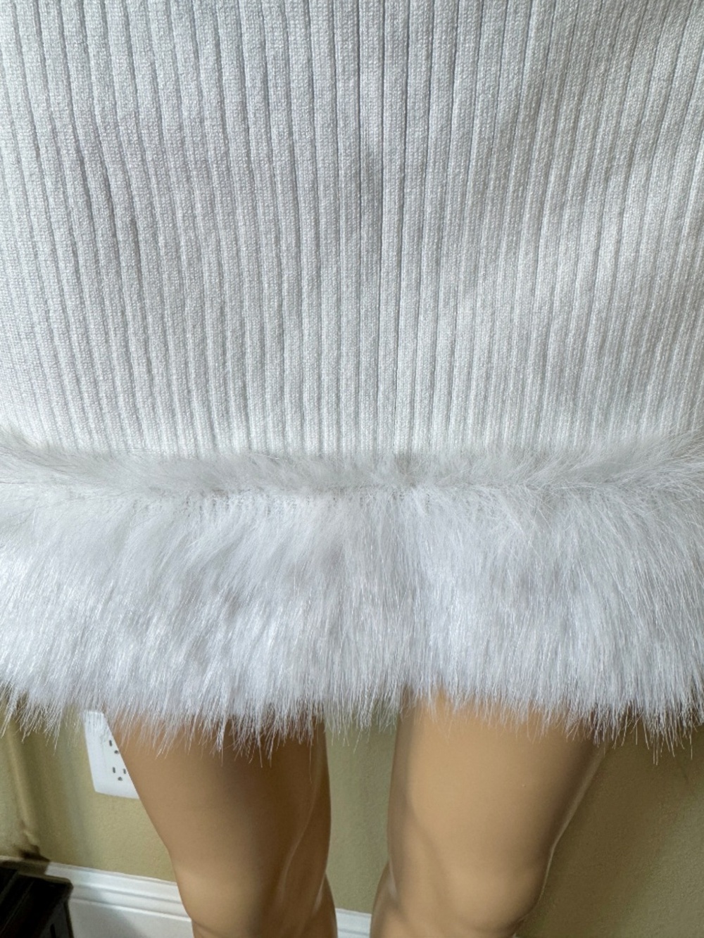 FAUX FUR TRIM RIBBED MINI SKIRT IN WHITR SIZE MEDIUM - NWT - Picture 5 of 16